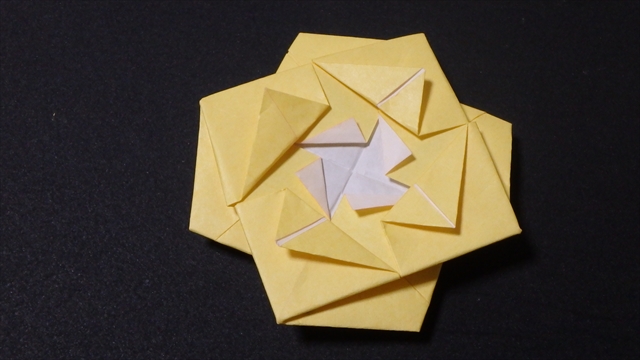 折り紙のバラが簡単に子供も作れる折り方 平面なら難しいことないよ