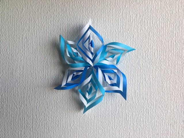 折り紙で簡単に飾りを作りませんか 立体的な雪の結晶の折り方