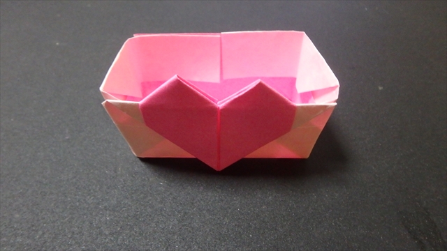折り紙でハートがついた立体の箱 簡単な折り方