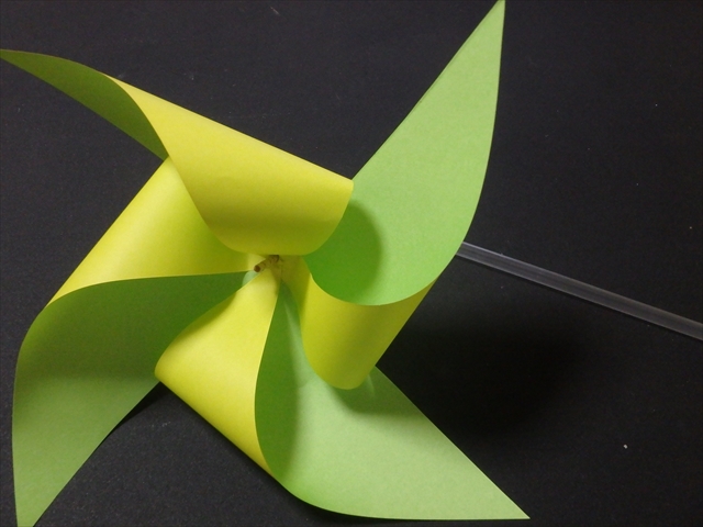 おもちゃを手作り 簡単に折り紙で風車の簡単な作り方 くるくる回るよ