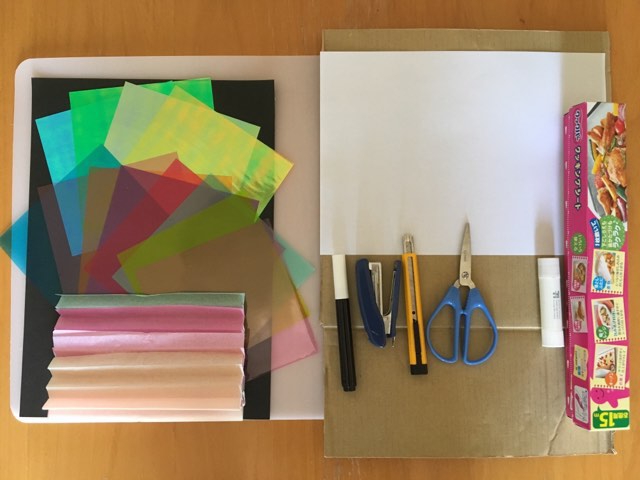 子供と一緒に作る画用紙工作 簡単なステンドグラス風の飾りの作り方